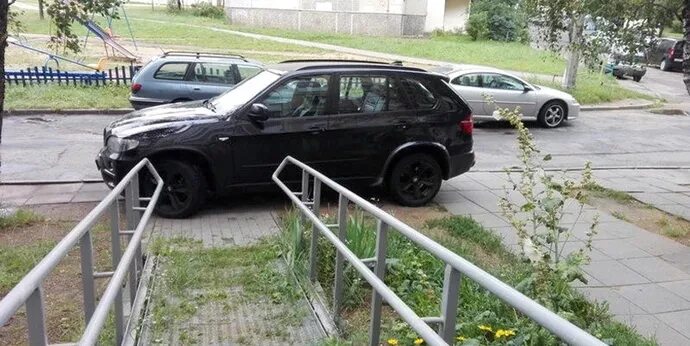 автомобиль во дворе. дождь во дворе. машина возле подъезда. пролётка остановилась у подъезда. машина в подъезде.