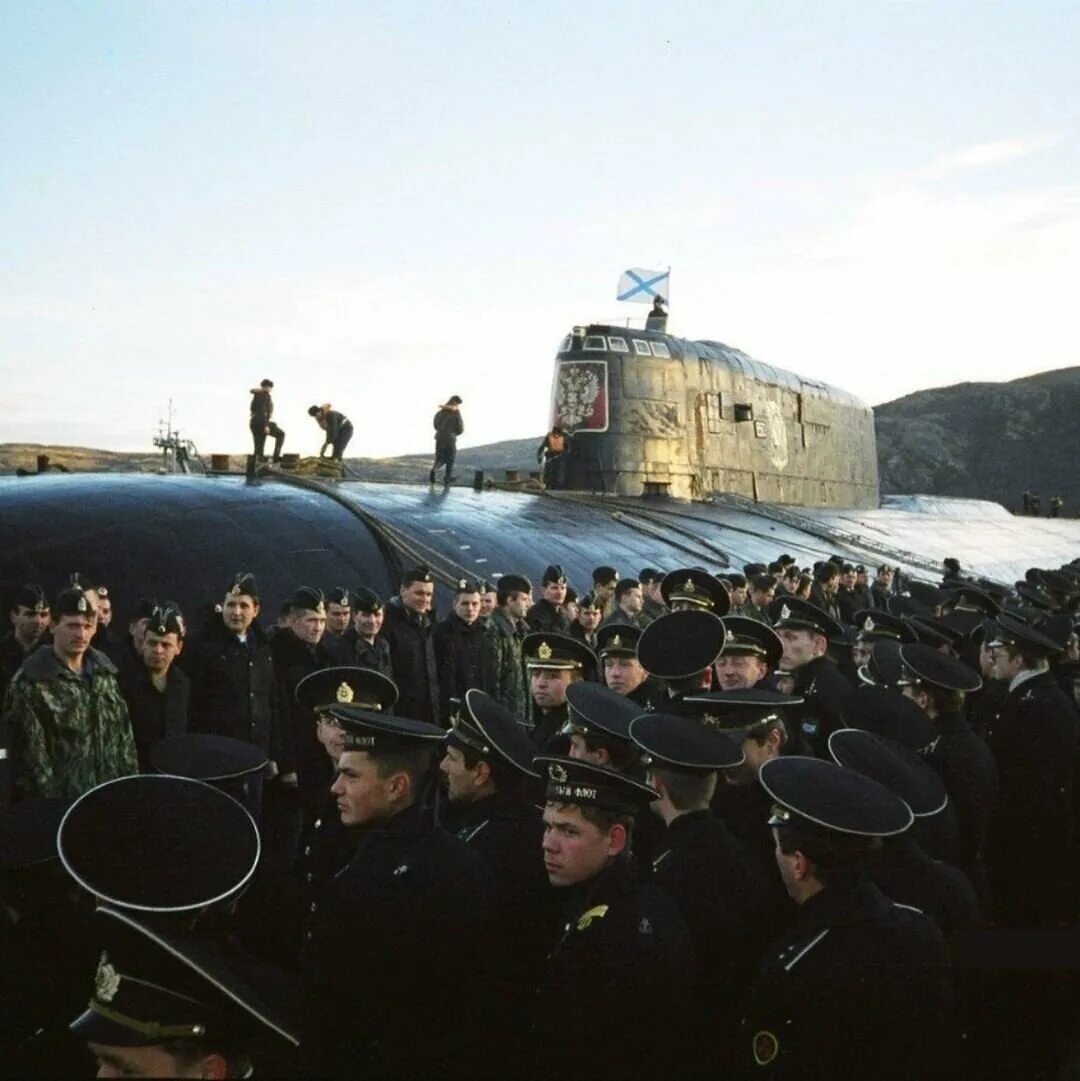 Курск под водой предсказание. Подводная лодка к-141 «Курск». АПРК К-141 Курск. Курск 141 атомная подводная лодка. АПРК К 141 Курск экипаж.