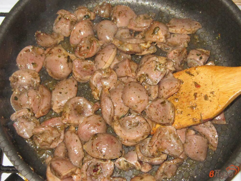 Куриные желудки запеченные в духовке. Желудочки с гречкой. Куриные пупки жареные. Желудочки куриные жареные. Куриные желудки с картошкой.