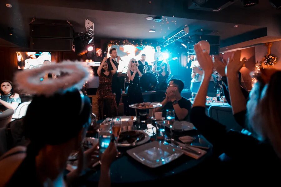 Над городом караоке. Караоке grammy&#039;s москва. полный зал людей в караоке. караоке габариты. вечеринка и ps4 караоке люди.