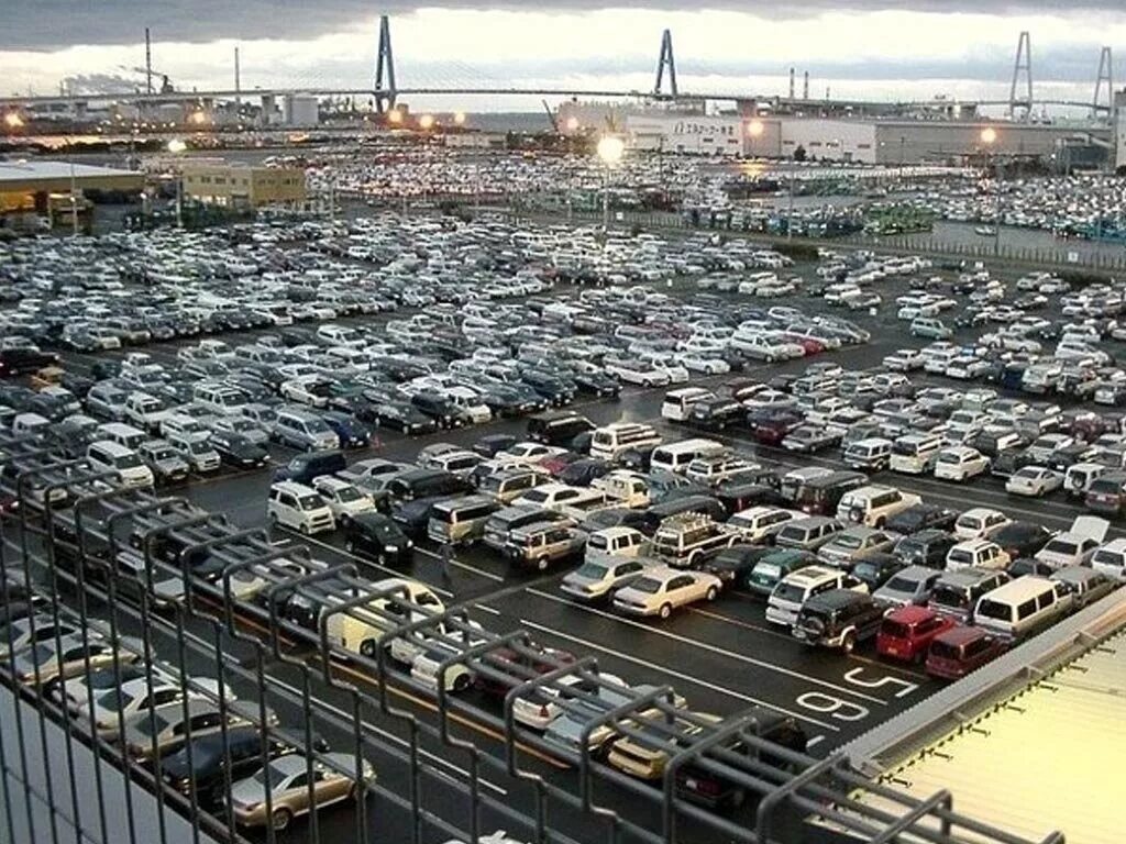 Сколько автомобилей в японии. Автомобильный рынок. Авторынок японских автомобилей. Стоянка автомобилей в Японии. Японский автомобильный рынок.