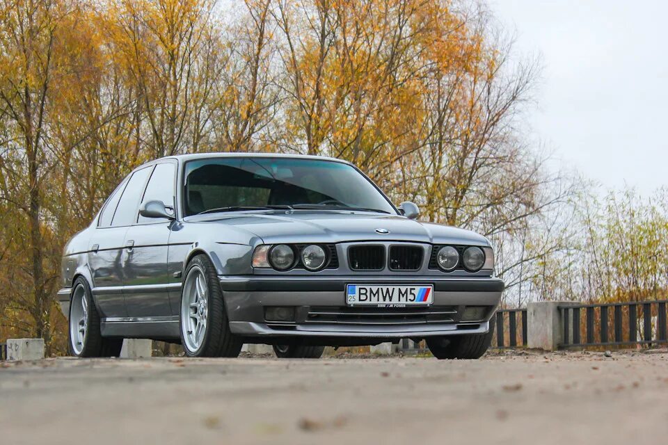 Как выглядит е34. Bmw e34 злая. бмв е34 рестайлинг. bmw e34 1991. бмв е34 тевзадзе.