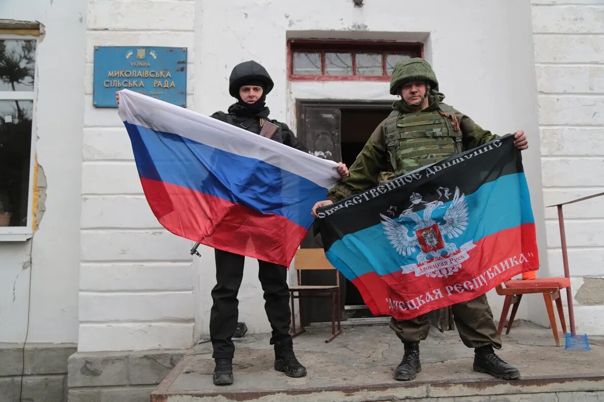 Русские войска на Украине. Русские войска с русским флагом на Украине. Солдат с российским флагом. Российские военные с флагом России на Украине.