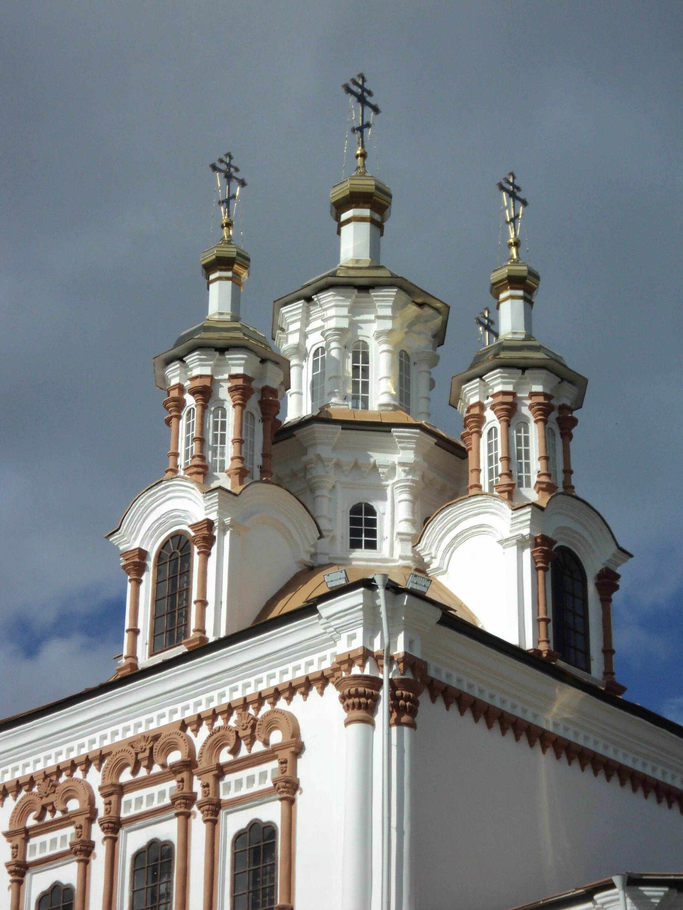 Церковь в верхней сысерти. Церковь большой исток екатеринбург. Деревянный храм екатеринбурга. Церкви телефоны свердловская область. Церковь архангела михаила нижнее село.