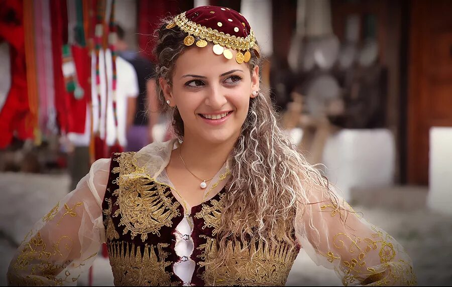 Албания женщины. Албанки внешность. Красавицы разных стран. Албанка девушка в национальном костюме. Самые красивые нации женщины
