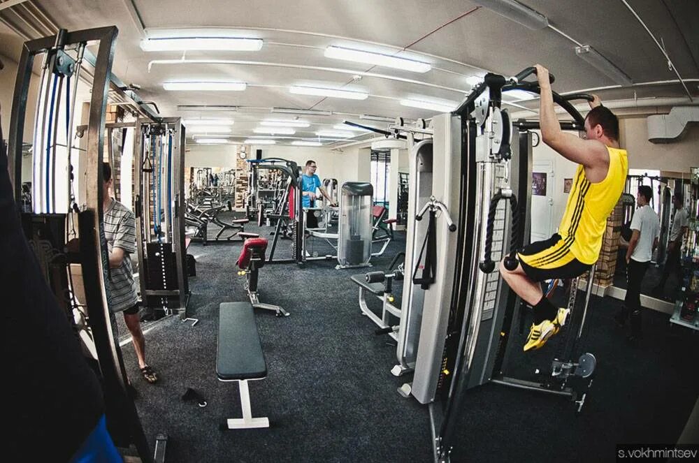 Открыть тренажерный. Открыть тренажерный. Открыть тренажерный. Тренажерный зал с людьми. Открыть тренажерный.