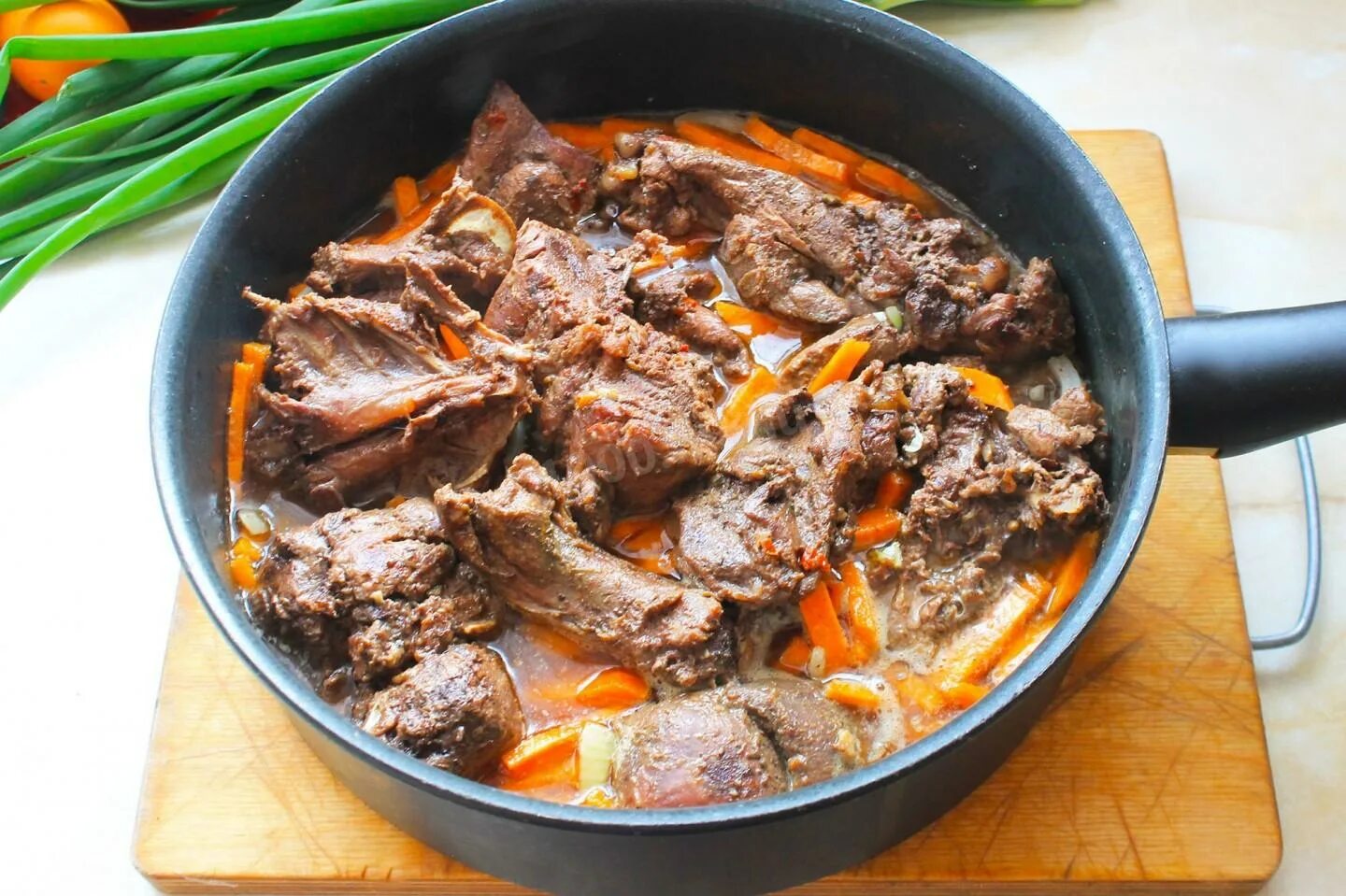 Жареный кролик в казане. Зайчатина тушеная. Тушеный заяц. Как потушить зайца. Запеченный заяц.