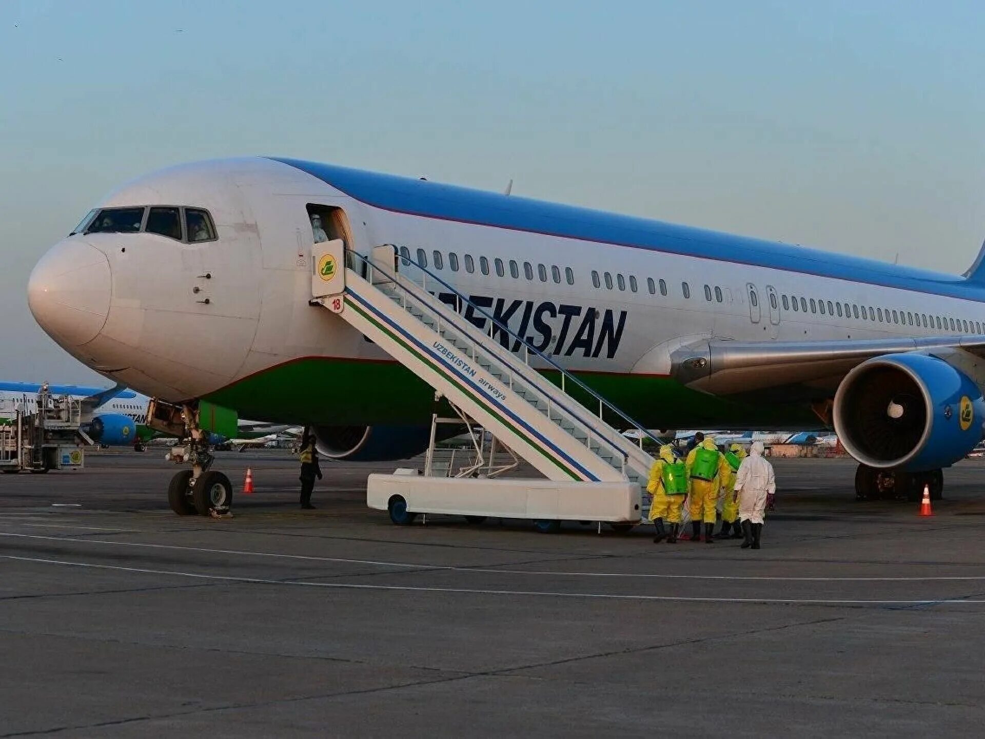 Аэропорт ташкент международные рейсы. Самолет Uzbekistan Airways. Uzbekistan Airways в Москве. Фото самолета Uzbekistan Airways. Самолет Узбекистон хаво йуллари расми.