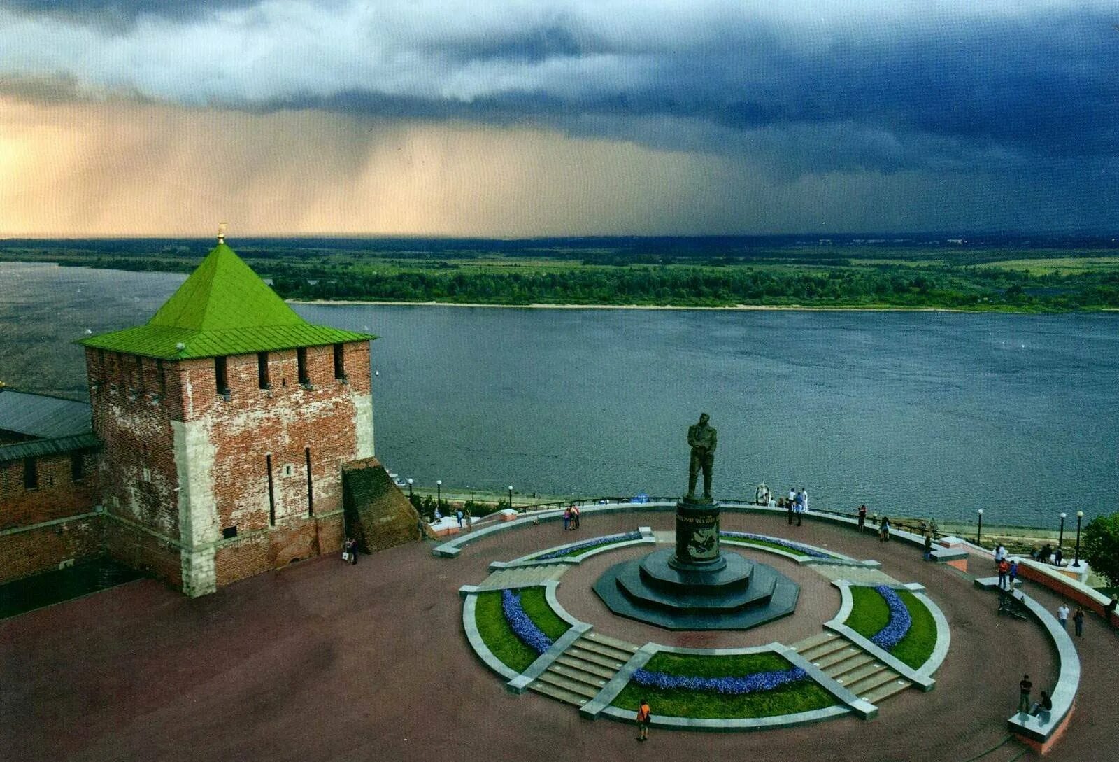 Памятник Чкалову в Нижнем Новгороде. Нижегородский Кремль памятник Чкалову. Нижний Новгород достромичательности. Достопримечательности Нижнего Новгорода 2022. Новгород необычные места