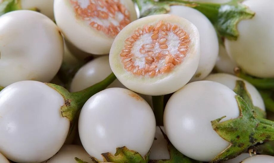 Какие фрукты белые. Баклажан пинг-понг f1. Баклажаны белые. Белый фрукт. Белые овощи и фрукты.