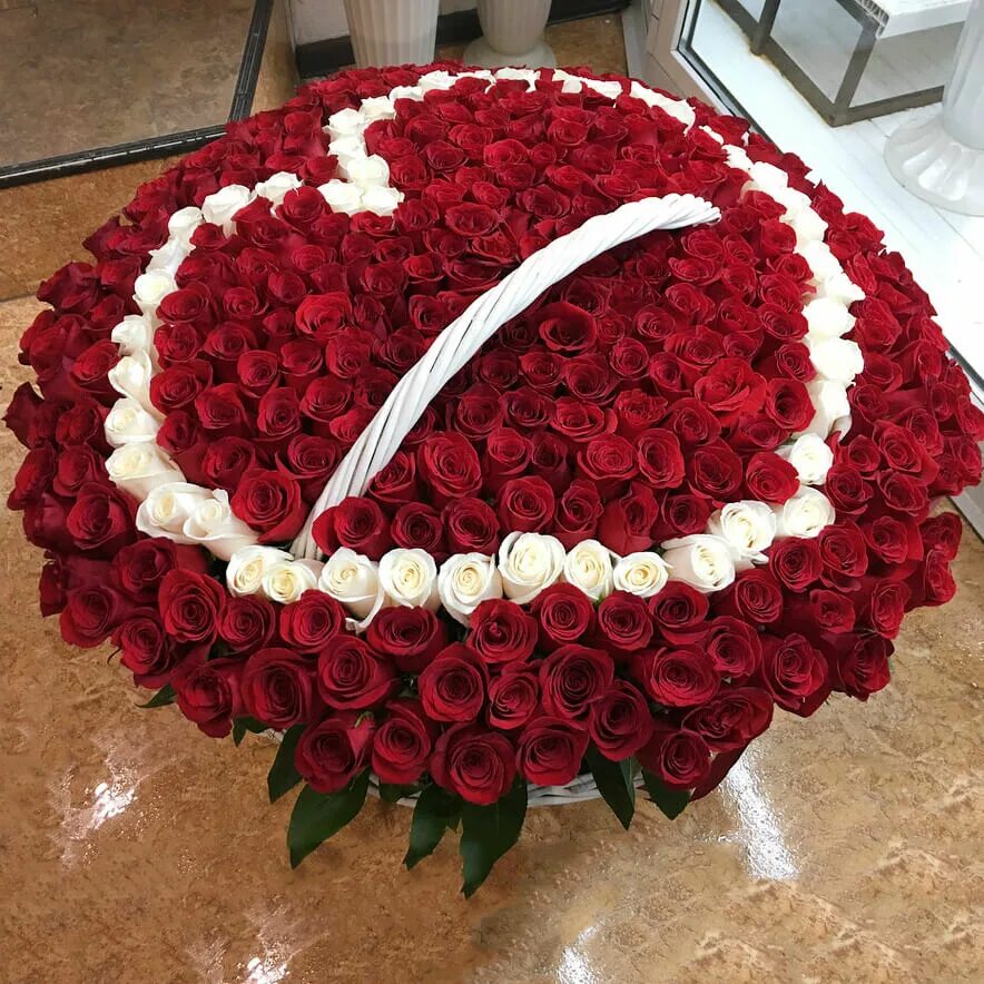 красивые букеты махачкала. мыльные розы махачкала. долина роз в махачкале магазин. букеты на витрину. розы махачкала.