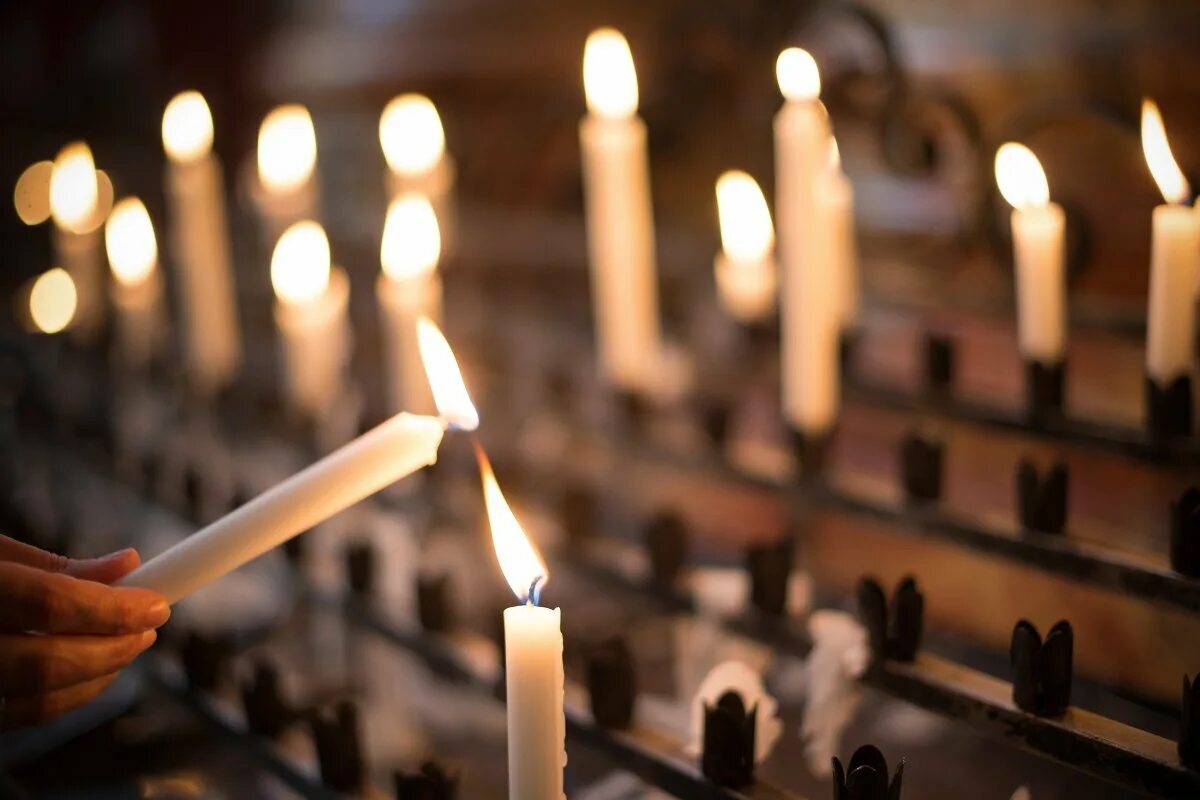 желтая свеча. свечи волшебство. подсвечник в храме. чисточетверговая свечка. чисточетверговая свечка.