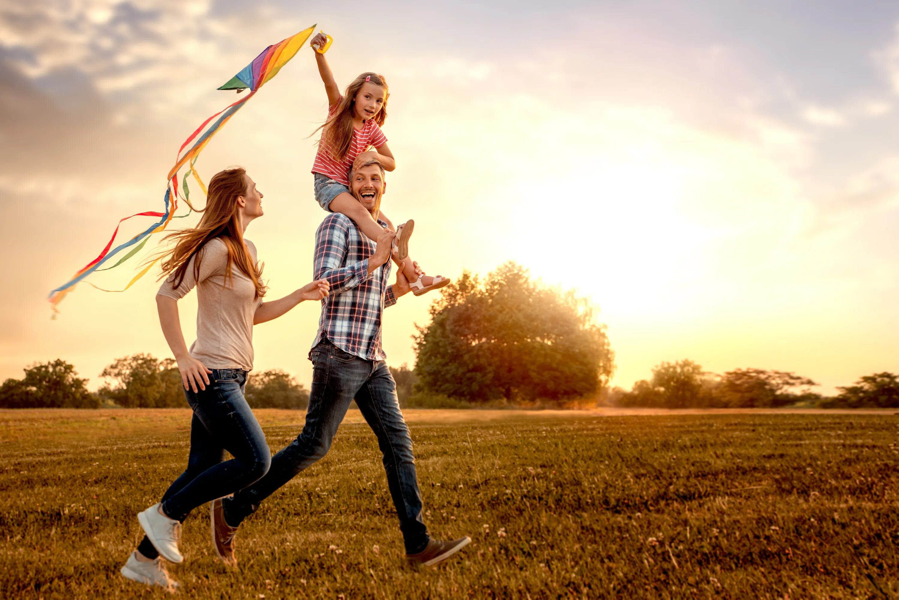 Happy people life. Семья радость. Семья воздушный змей. Человек радуется природе. Счастливая жизнь.