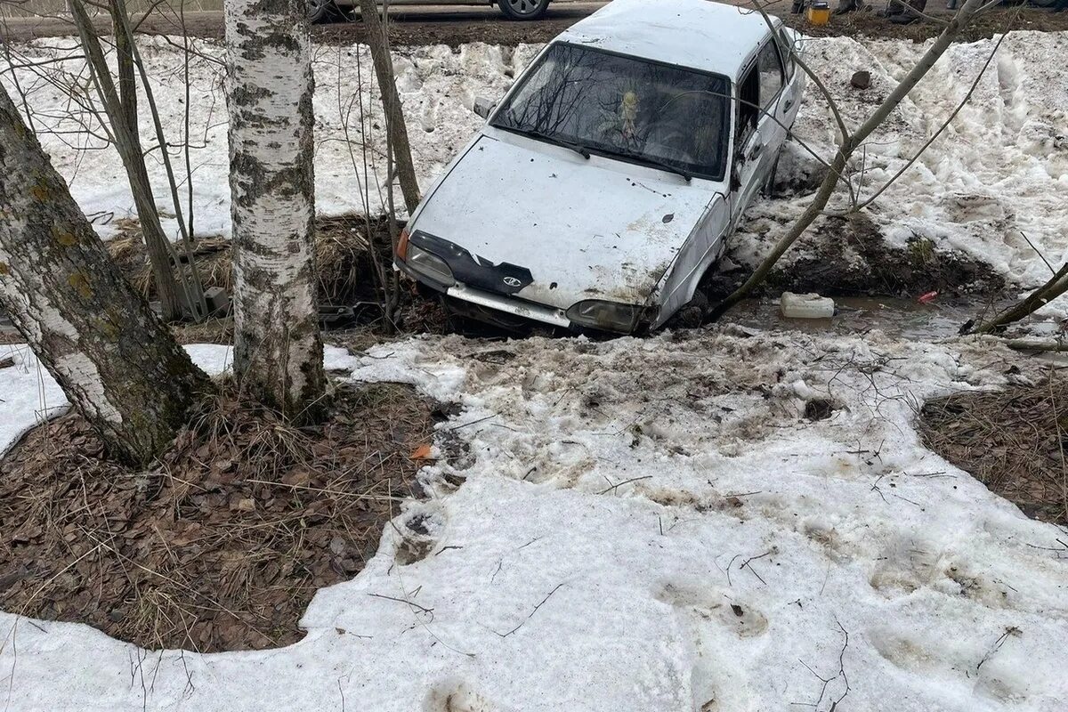 Тверь в марте. Кювет. Кувет или кювет. Авария Тверская область. Машина в кювете.