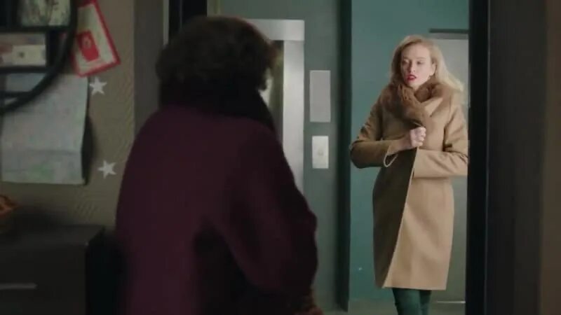 Пальто будем танцевать. Распахивает пальто. Девушка в зеленом пальто. Пальто будем танцевать. Say yes to the dress.