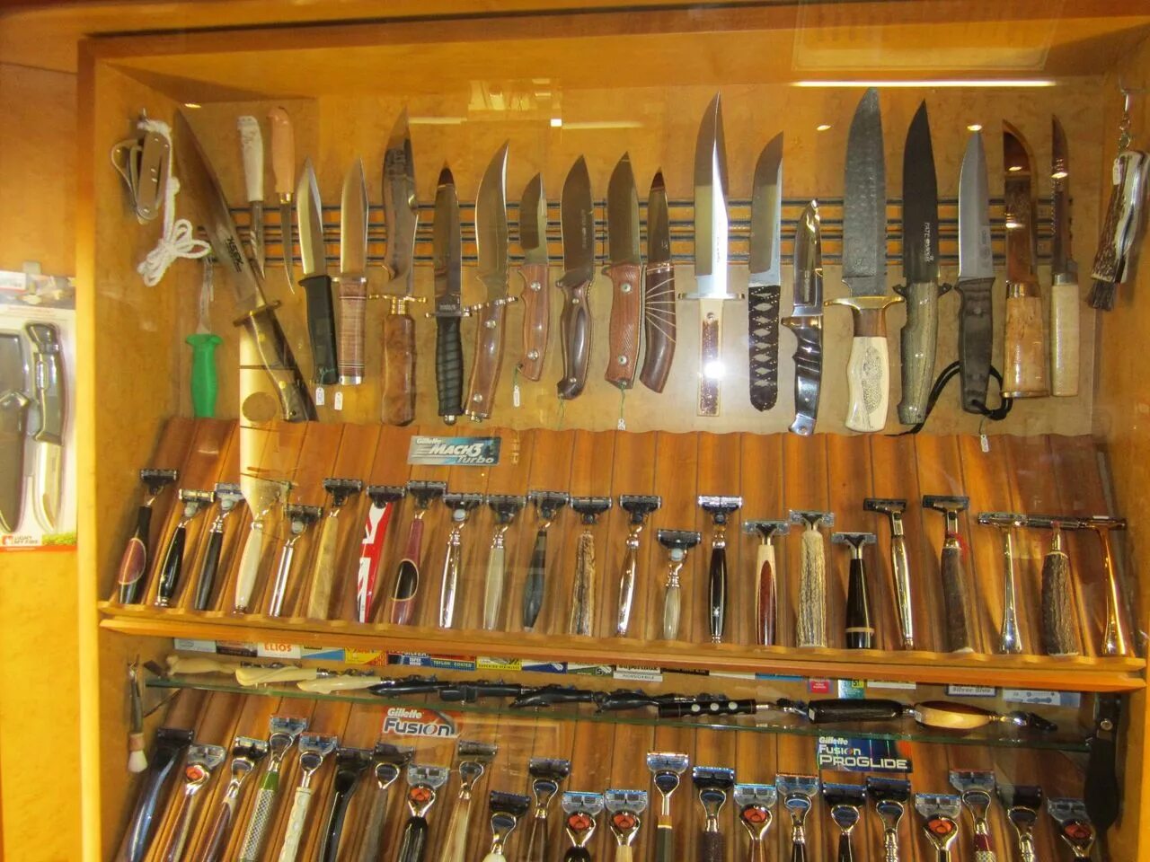 Магазин ножей. Магазин охотничьих ножей. Витрина в магазине ножей. Лучшие ножи. Ассортимент ножей в магазине клинок.