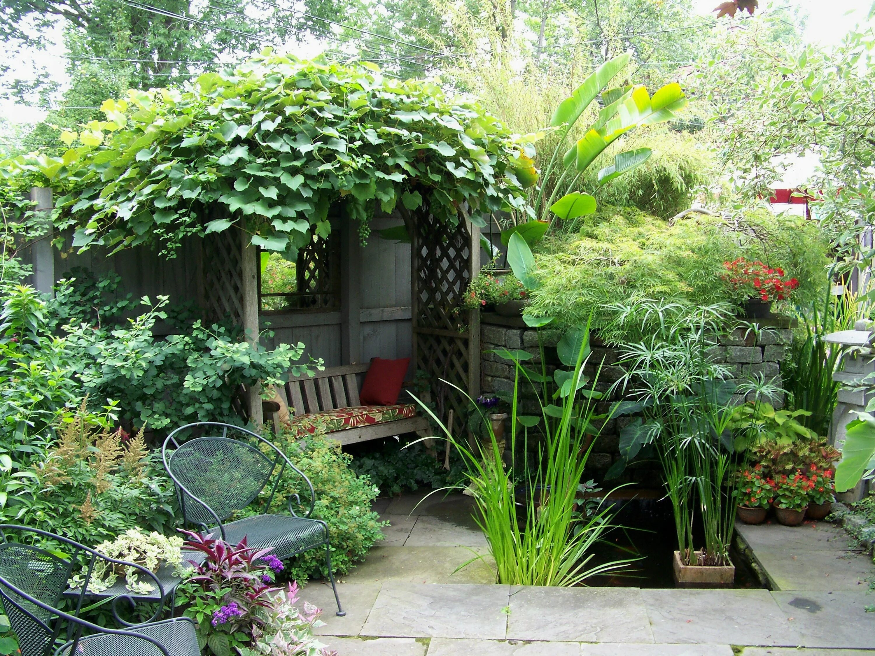 Фото украшенных дач. Уютный уголок в саду. Уютный уголок на даче. Зеленый уголок в саду. Укромный уголок в саду.