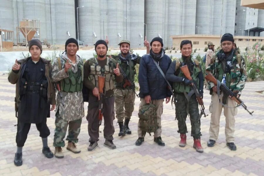 Боевик в Сирии игиловец. Боевики ИГИЛ В Сирии фото. Боевики Исламского государства.