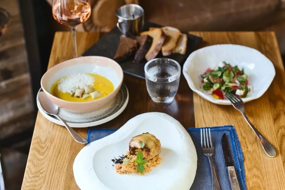 Ланчи бранчи пермь. Кофемания блюда. Обед из тридцати блюд. Brunch ресторан. Ланч бранч киров.