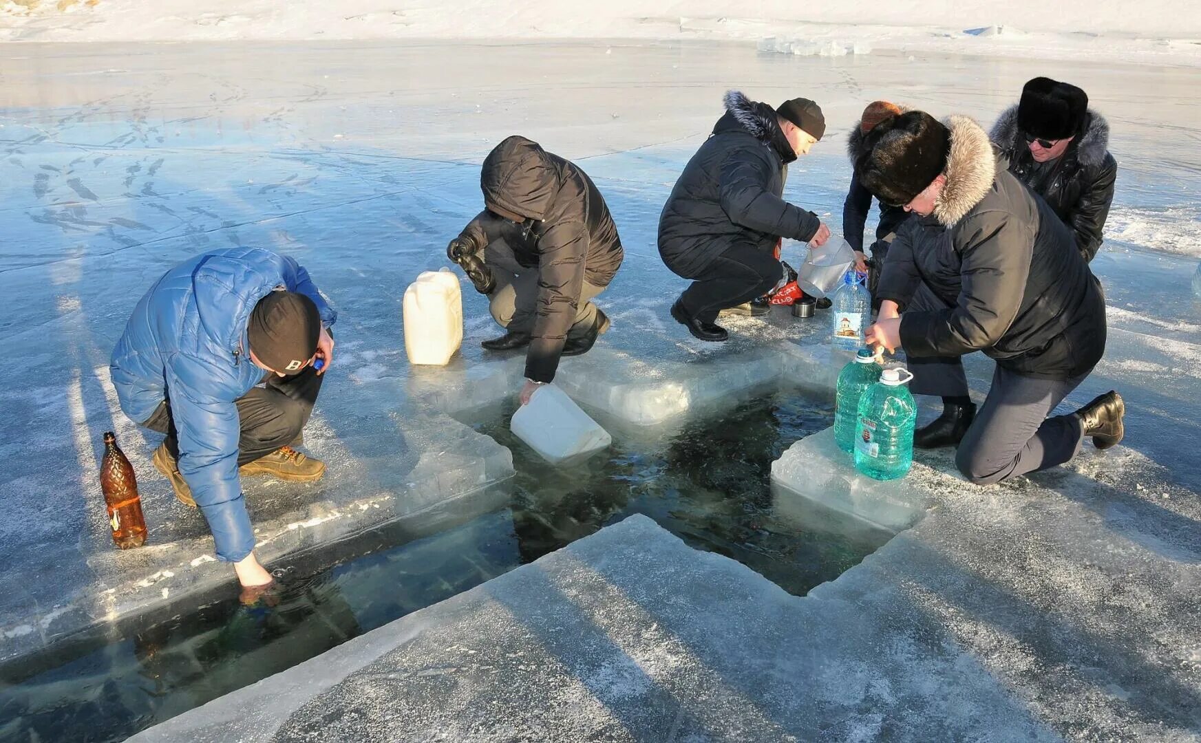 О крещенской воде. Крещение в воде. Святая вода на крещение. Освящение воды на крещение. Игры набирать воду