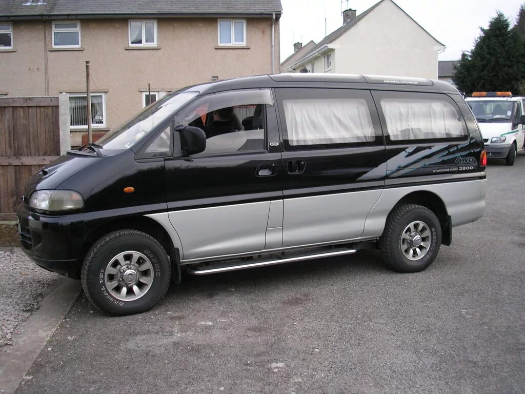 Митсубиси l400. Митсубиси Делика л400. Mitsubishi l400 2000. Mitsubishi l400 минивэн.