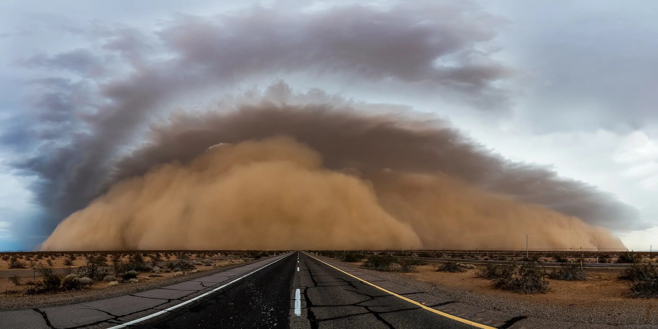 Пыльный город где то. Самум Песчаная буря. Песчаная буря Хабуб. Песчаная буря в Техасе. Торнадо буря в пустыне.