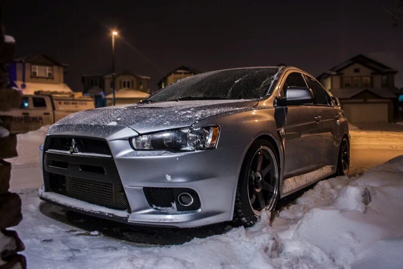 Mitsubishi новый год. Mitsubishi Lancer Evolution 10 зимой. Лансер 10 Эво зима. Мицубиси Лансер 10 зима. Mitsubishi EVO 10 зимой.