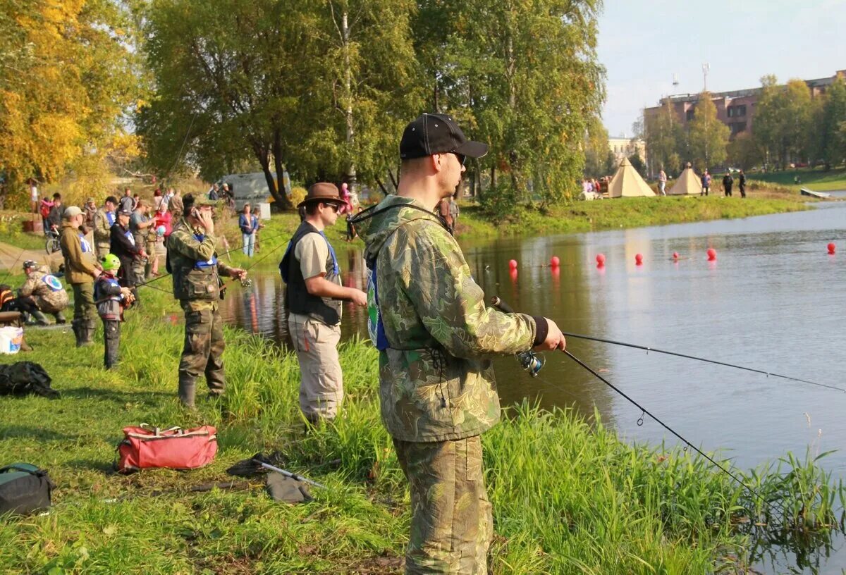 Ловить рыбу в городе. Соревнования по рыбалке. Рыболовные соревнования. Соревнования по рыбной ловле. Спортивная рыбалка.