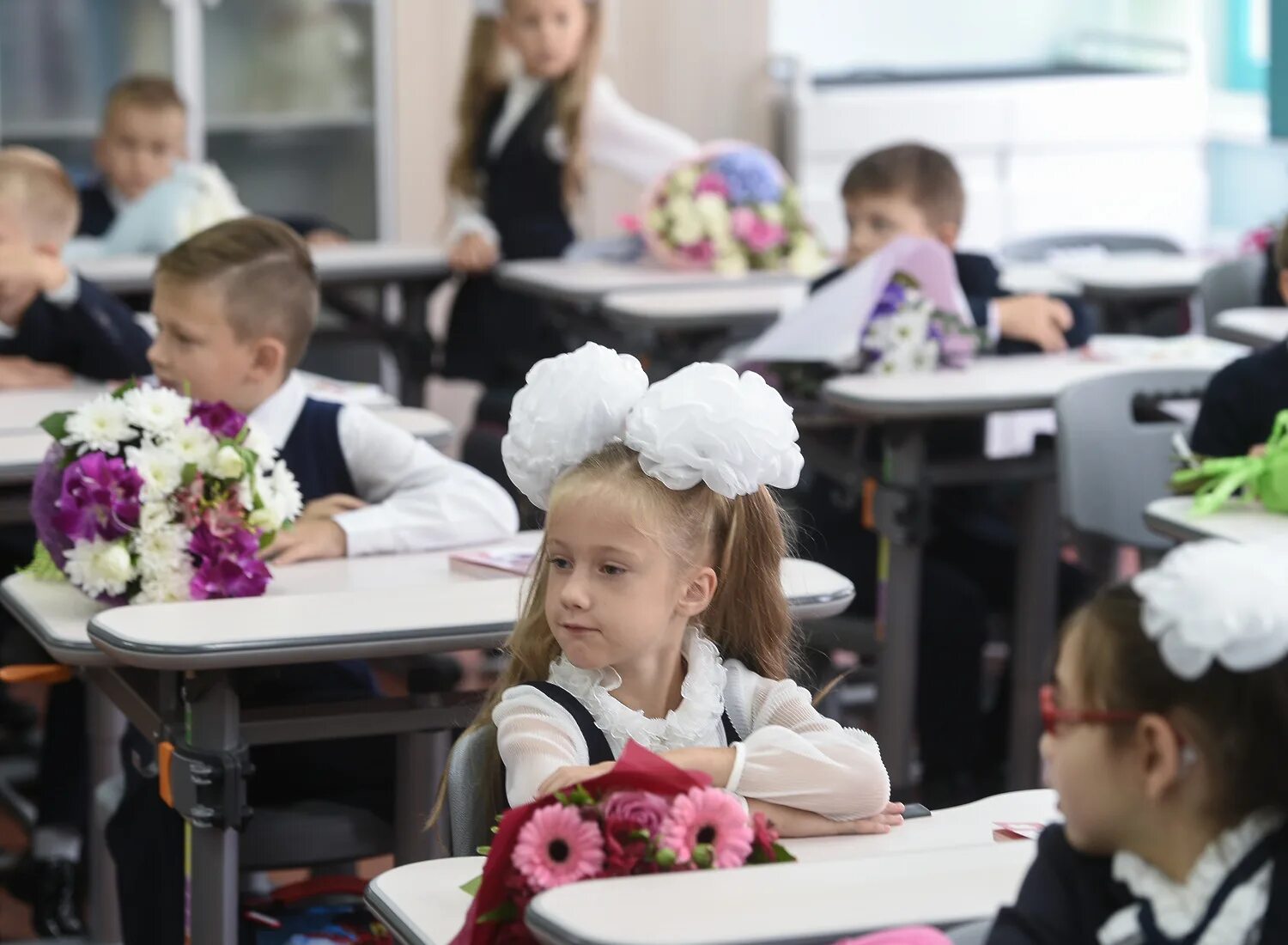 Первоклассник за партой. Первоклашки в школе. Первый класс. Первоклассники за партой с цветами. Видео классники