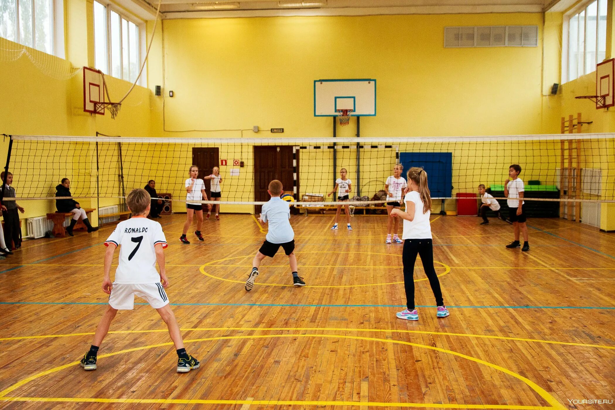 Пионербол игра в школе. Пионербол. Игра пионербол. Спортивные соревнования пионербол.