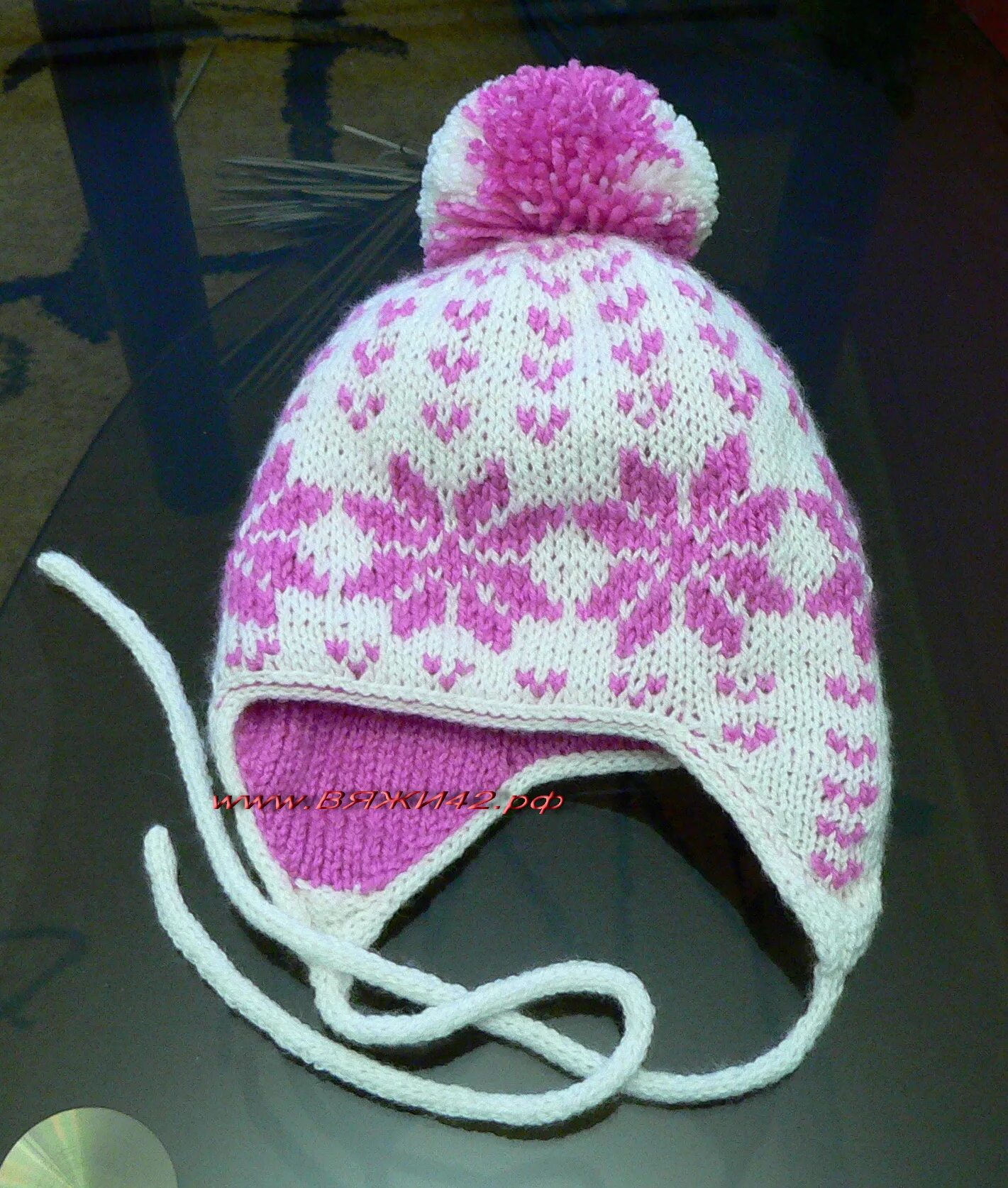 Шапки для девочки мк. Шапки для девочки мк. Шапка вязаная для девочки. Зимняя шапка для девочки спицами. Шапки для девочки мк.