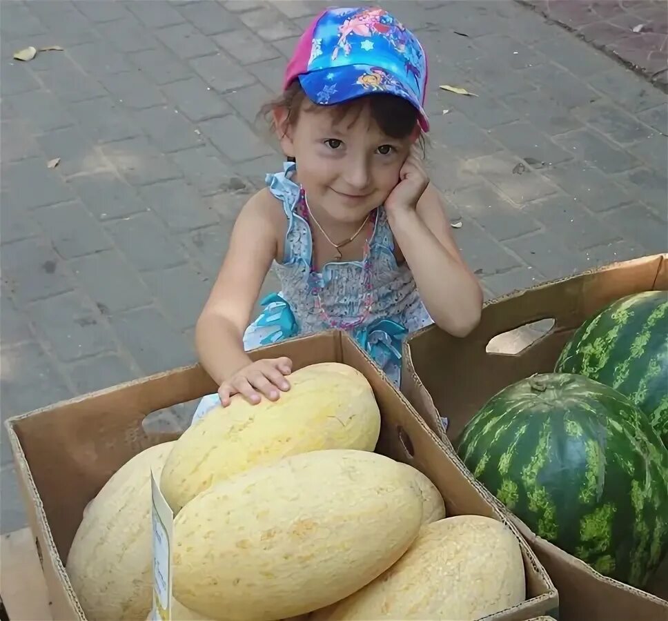Можно дыню ребенку. Дыня для детей. девочка ест дыню. дыня для грудничка. ребенок ест дыню.