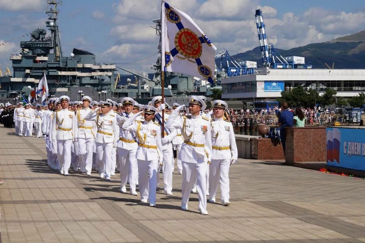 Главная база морского флота россии. Парад в Новороссийске на день ВМФ. День ВМФ Новороссийск. Матрос Черноморского флота 2021 Новороссийск. Праздник ВМФ В Новороссийске.