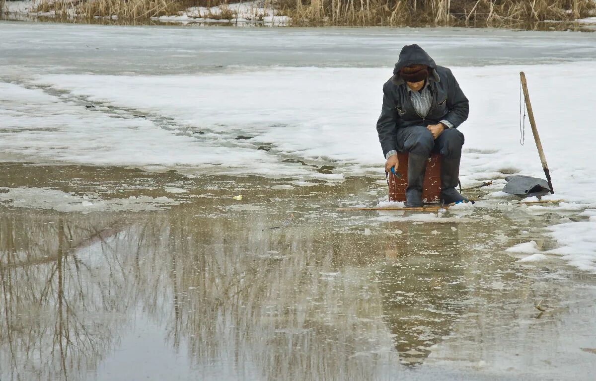 Зимняя рыбалка на закате. Рыбак с сетью. Рыбалка. Рыбак с рыбой. Лодка для рыбалки.