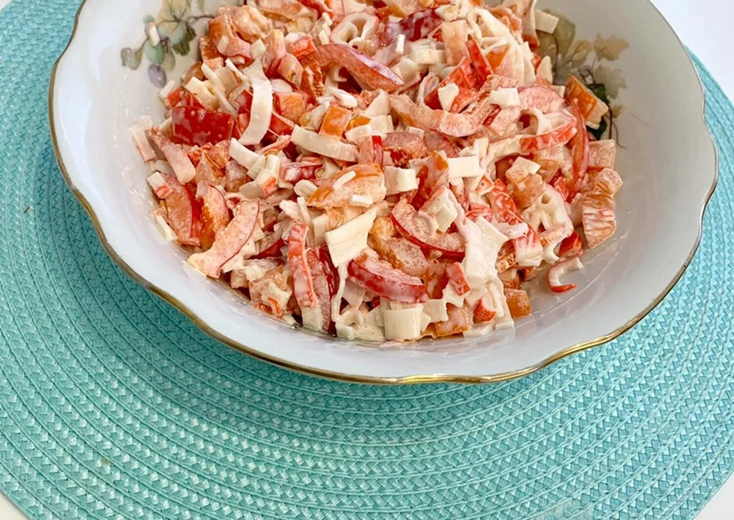 Салат красное море с крабовыми палочками и помидорами. Салат с крабовыми палочками и помидорами. Салат красное море с крабовыми палочками. Салат красное море с крабовыми палочками и помидорами. Салат красное море с крабовыми палочками.