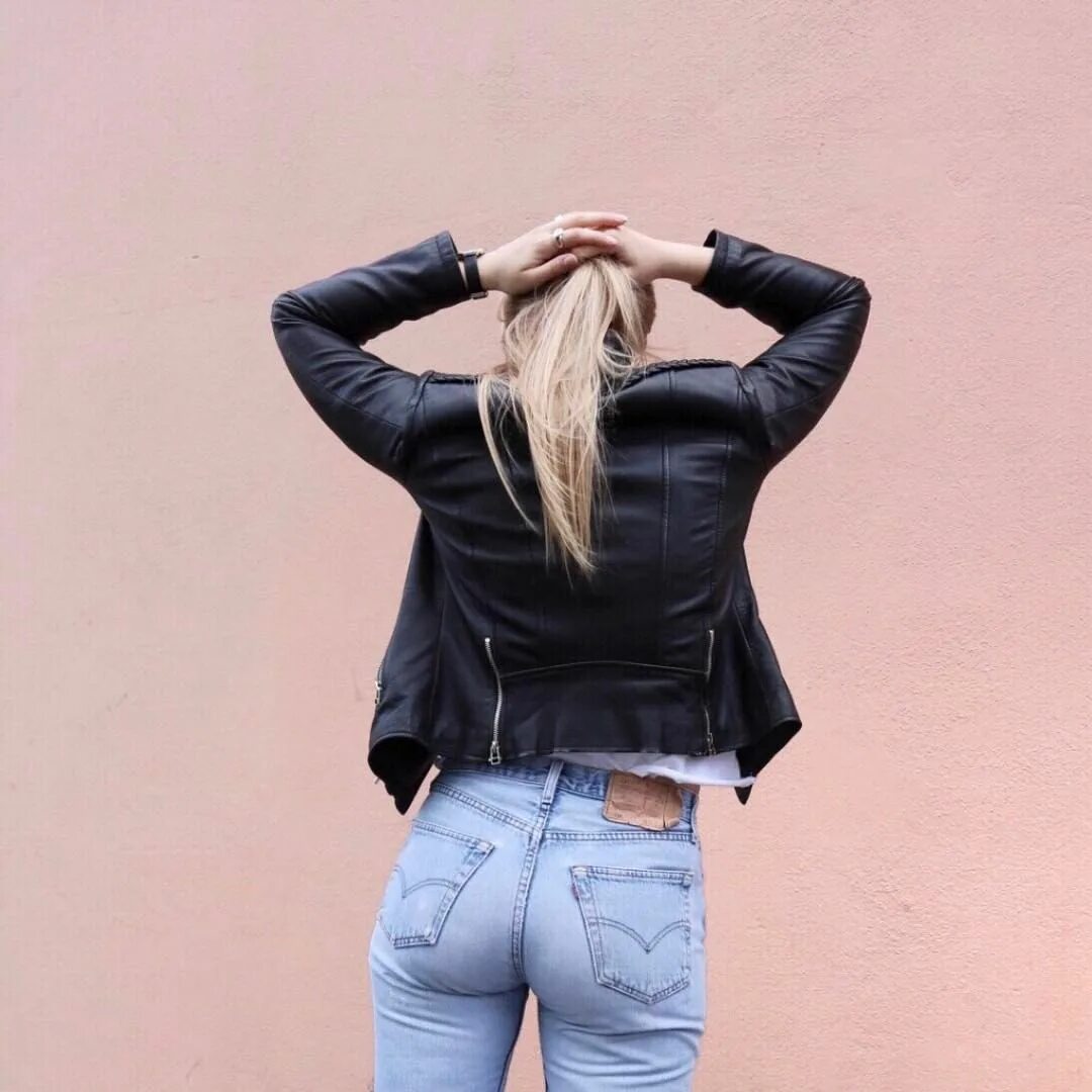 Blonde jeans. Блондинка в джинсах со спины. Девушка в джинсах со спины. Блондинка в джинсовой куртке. Блонд в джинсах.