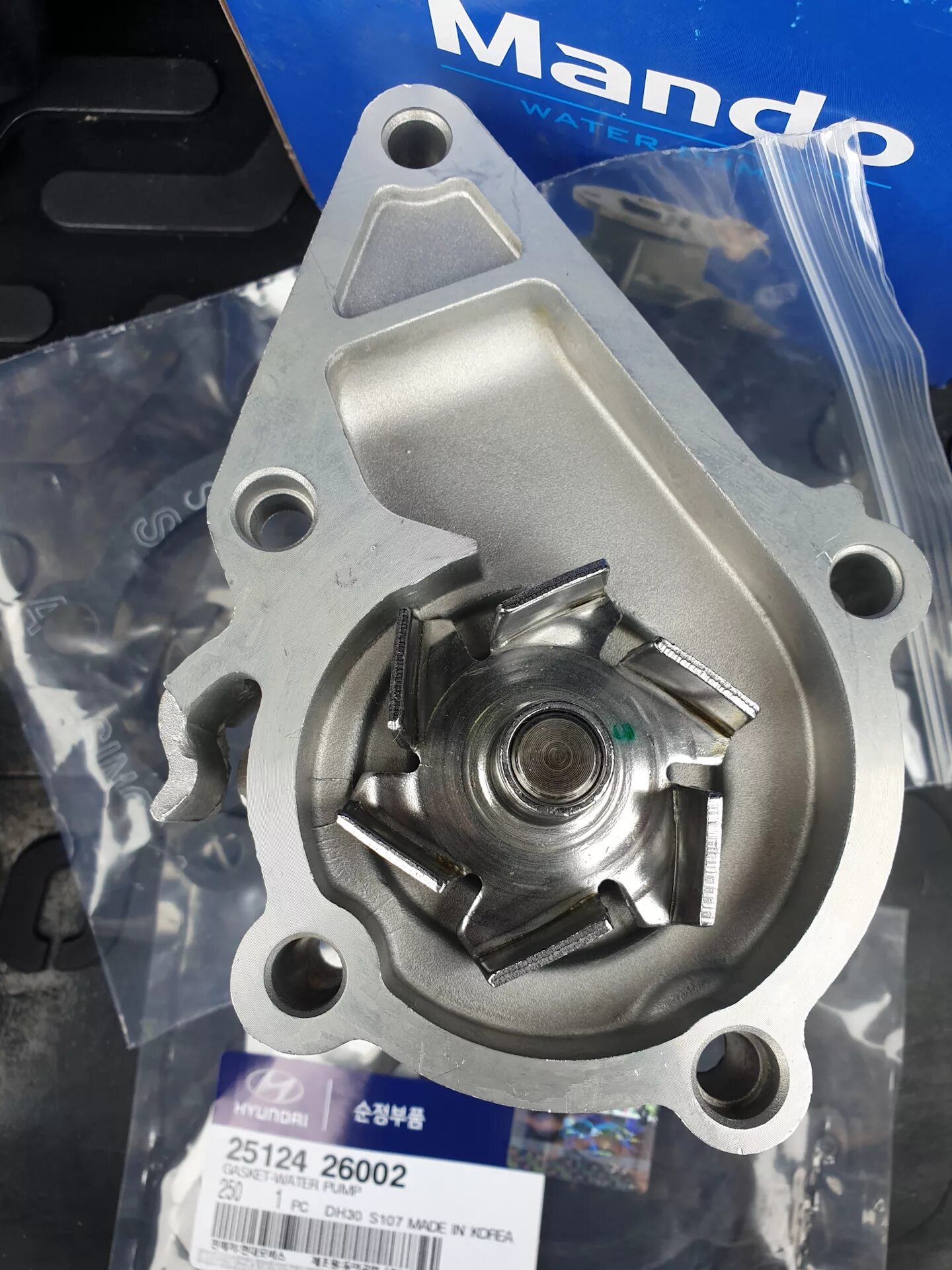 Помпа акцент тагаз 1. Помпа акцент. Помпа акцент тагаз 16 артикул. 5 16v. Помпа хендай акцент тагаз 1.