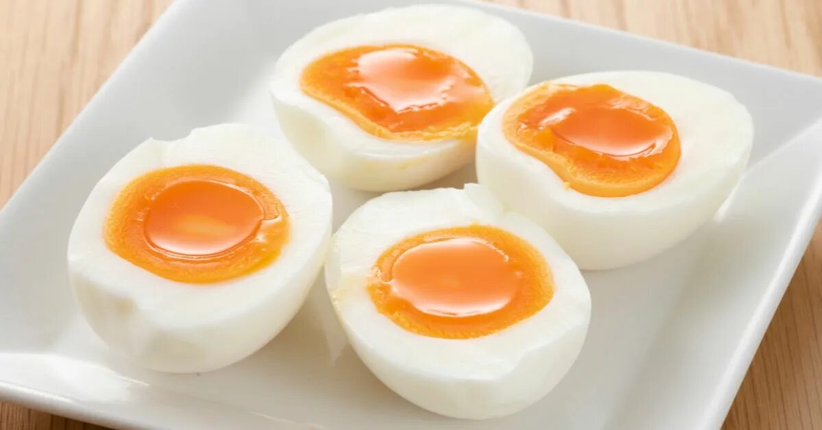 Сколько нужно варить яйца чтобы были всмятку. Перепелиные яйца всмятку. Вареные яйца с маслом. Яйца всмятку. Яйцо всмятку классика.