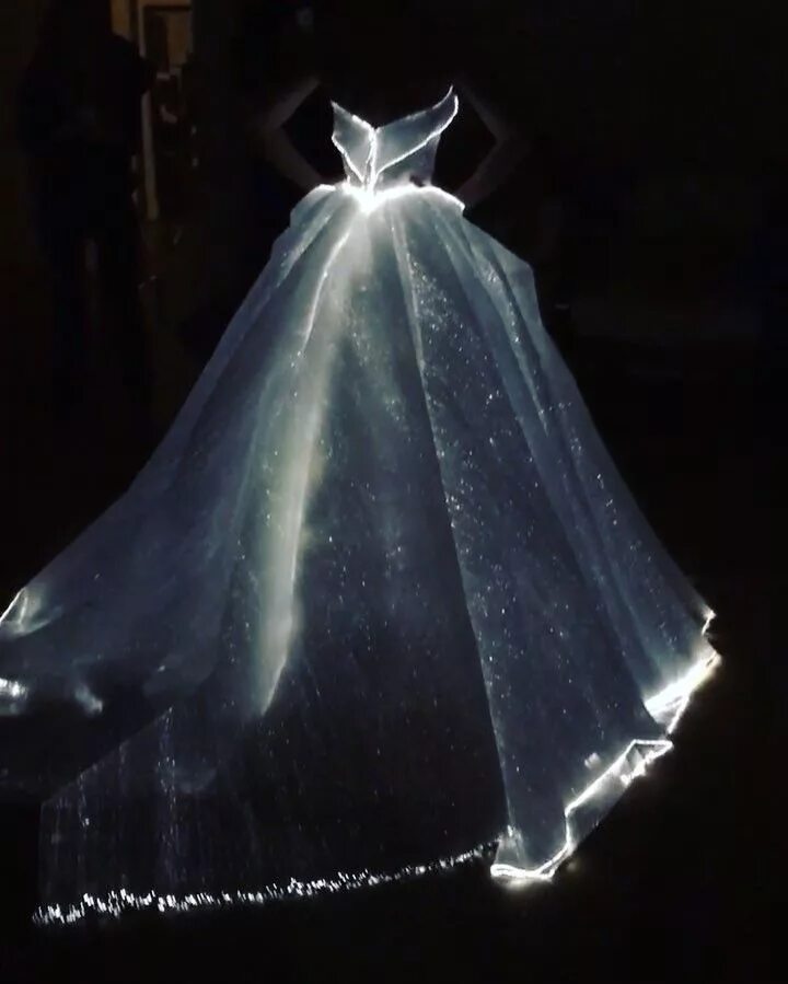 Светящееся платье Клэр Дэйнс. Zac Posen платье светящееся. Клэр Дэйнс в платье Золушки. Платье Клэр Дэйнс, светящееся в темноте;.