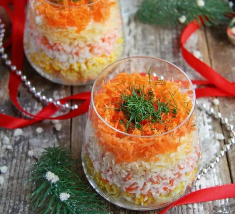 Салат с морковкой и яйцом. Салат бархатный. Салат с крабовыми палочками слоями. Салат бархатный с крабовыми палочками слоями. Салат бархатный.