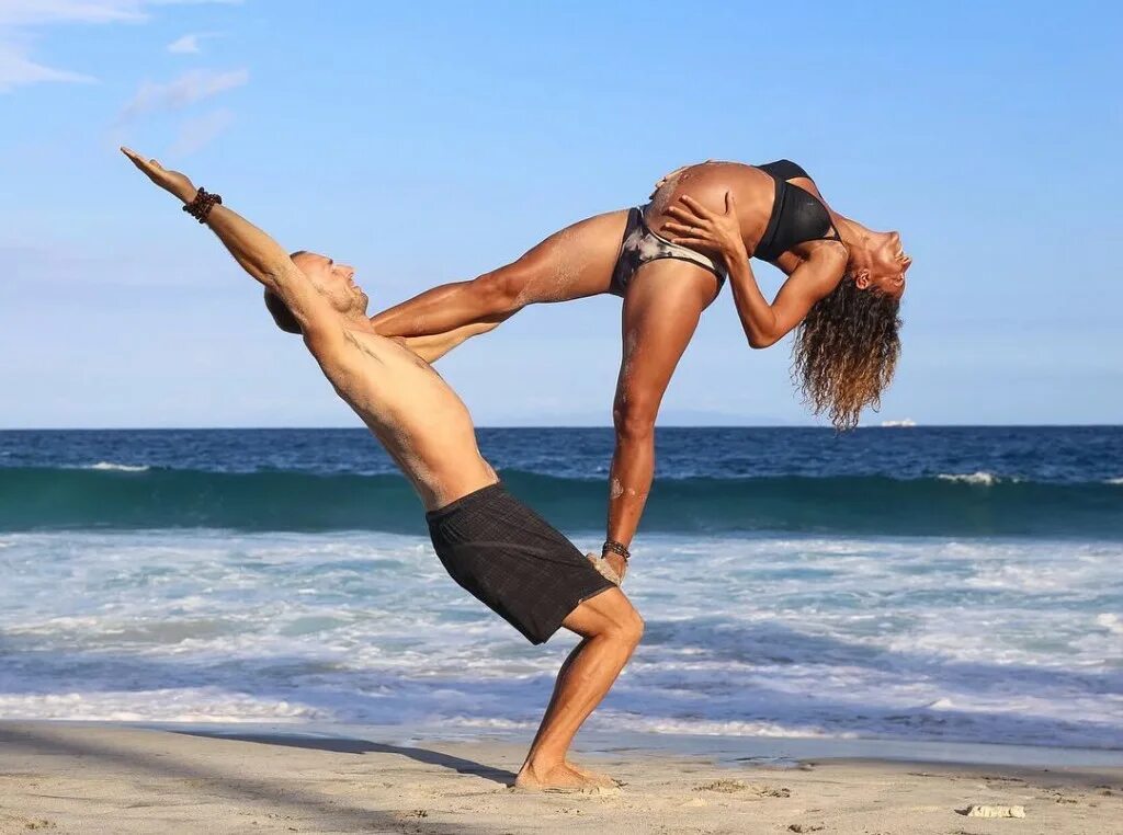 Равновесие двух человек. Экстремальные позы йоги. Парная йога. Йога для двоих. Женская парная йога.