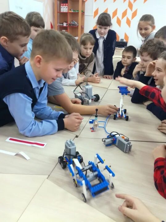 Кружок робототехники для детей. Робототехника в детском садуду. Робототехника в дополнительном образовании детей. Робототехника для детей. Кружок робототехники для детей.