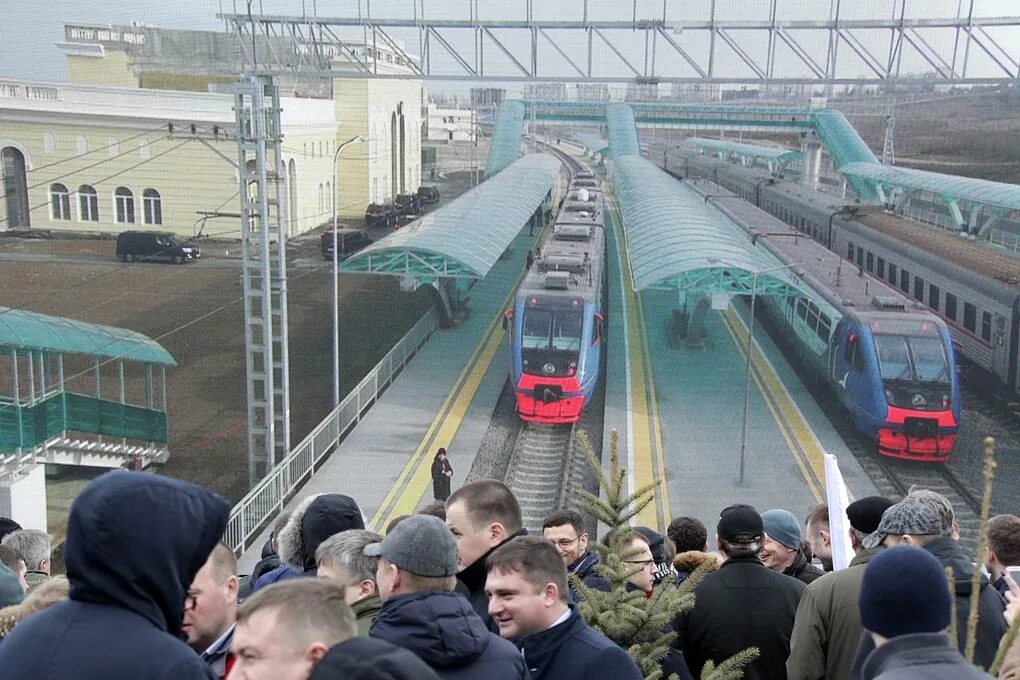 За сколько открывают поезд. Электричка на мосту. Путинская железная дорога. Поезд РЖД Крым мост. Поезд на мосту Россия.