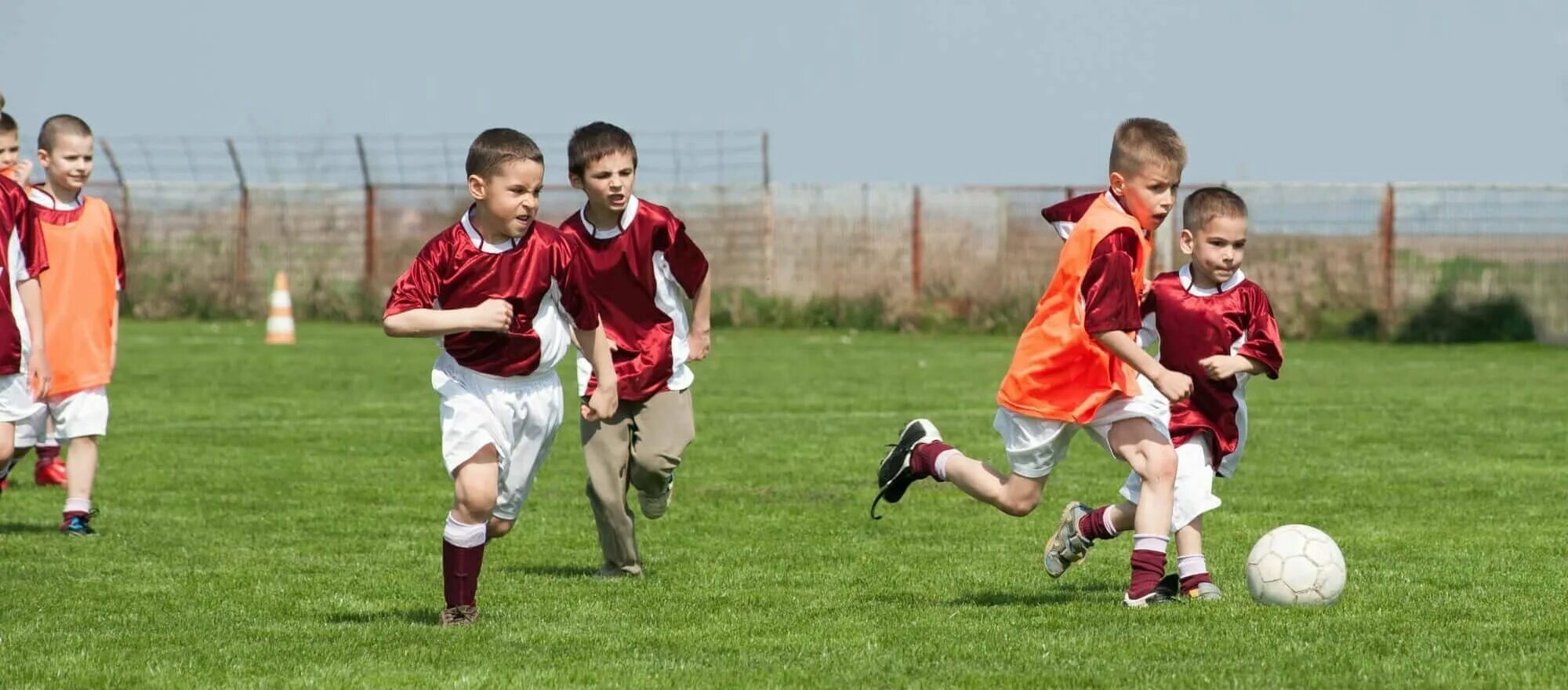 Дети играют в футбол. Дети играющие в футбол. Фото игры в футбол. Мальчик играет в футбол. Там играют в футбол