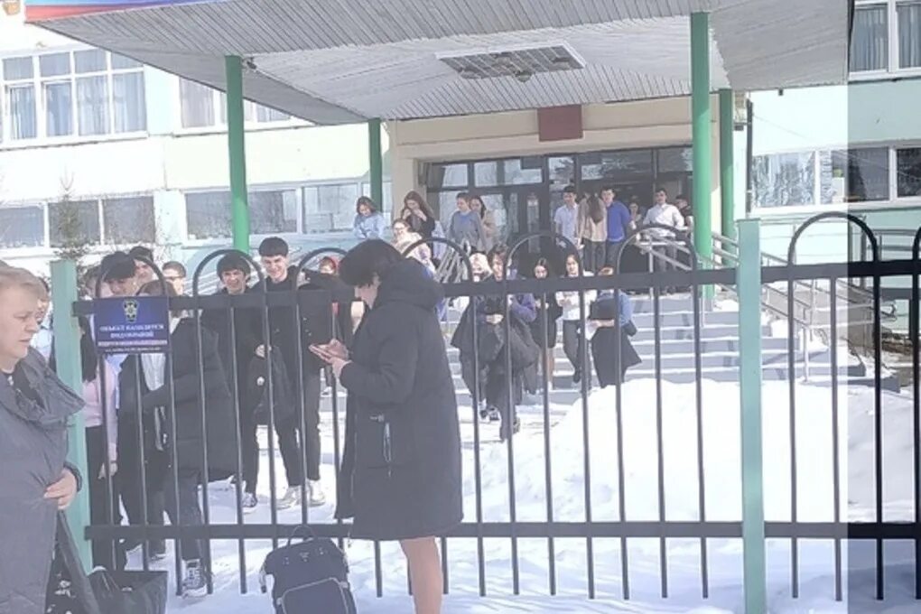 22 декабря 2022 минирование школ. Школа кыргызстан. 55 школу заминировали в омске. Эвакуация в екатеринбурге сегодня. Школа 71 тольятти заминировали.