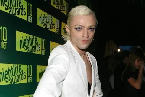 Секіретін секіріп жатқан бөртпеге қарайды