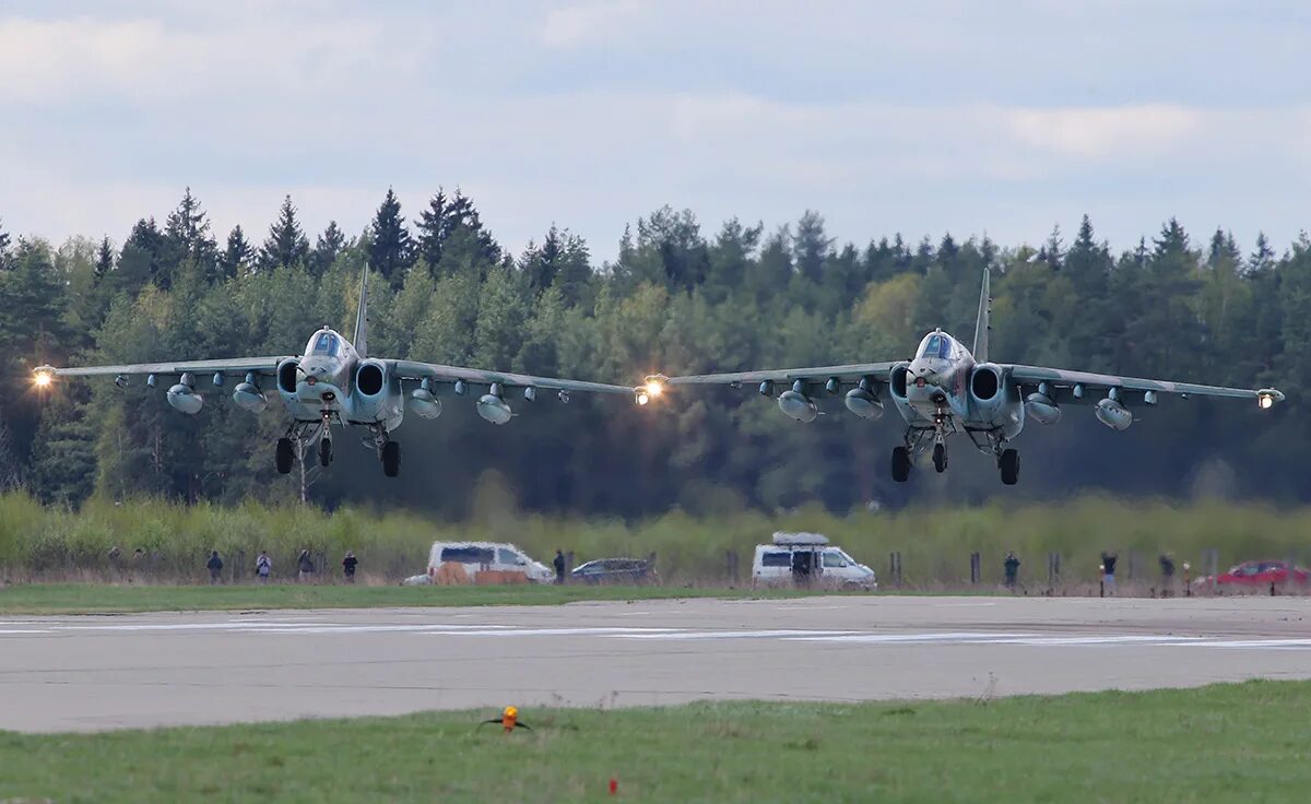 Погода в кубинке. Стрижи и русские витязи кубинка. Погода в кубинке. Музей аэродрома кубинка. Аэродром кубинка икао.