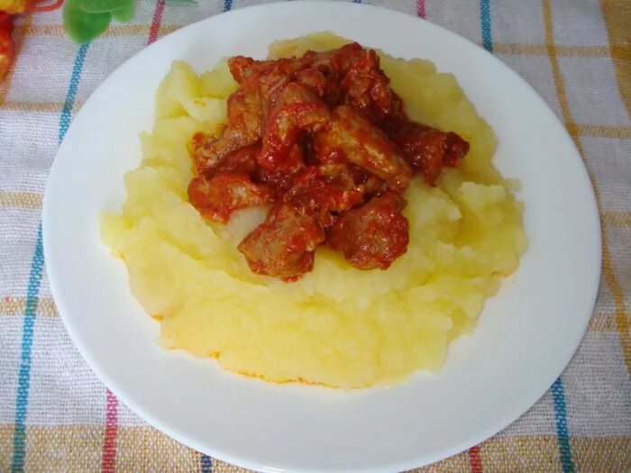 Гуляш с картошкой на сковороде. Пюре с поджаркой. картофельное пюре с поджаркой. гуляш с пюре. гуляш с картофельным пюре.