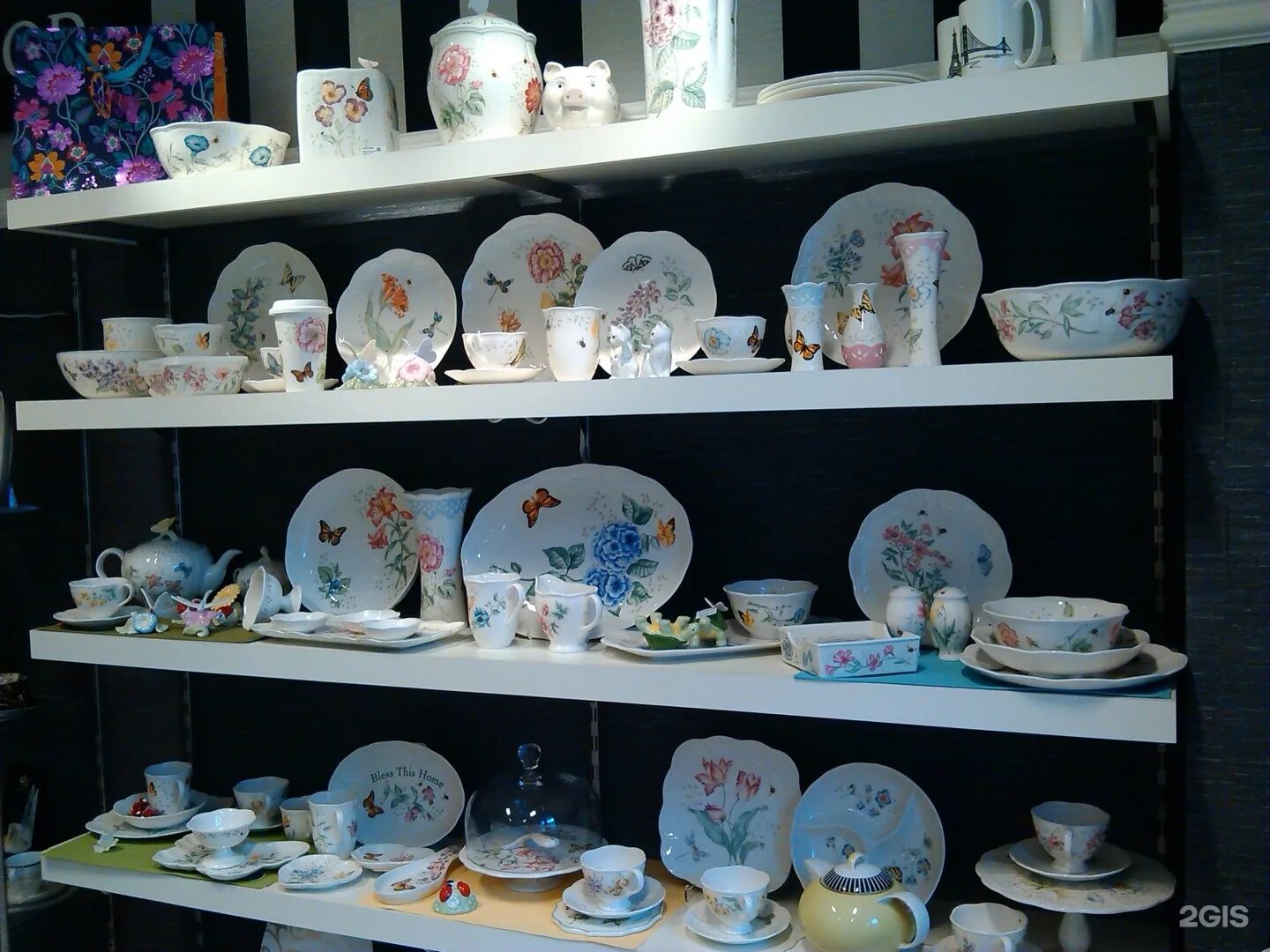 Посуда центр саранск. Красивое название для магазина посуды. Магазины посуды в туле. Статуэтки выкладка посуда центр. Магазин посуды интерьер.