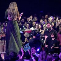 Аффлек потерял дар речи: Дженнифер Лопес появилась на «Грэмми» в платье с экстремальным декольте (фото)